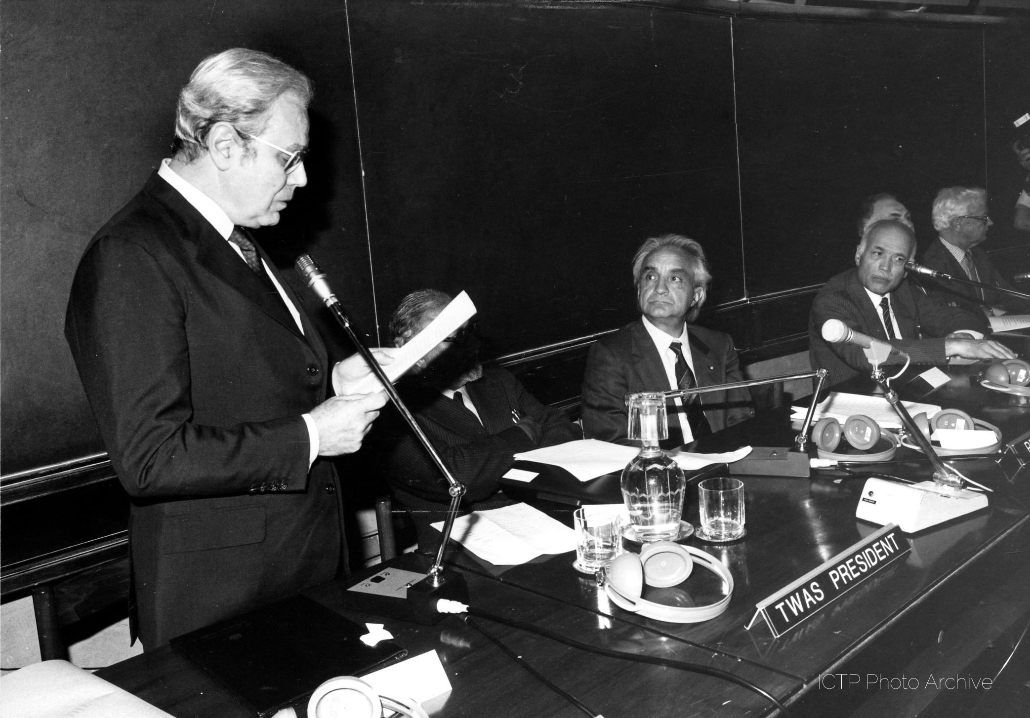 Antonino Zichichi at TWAS' first General Conference, held in Trieste in 1985. (Photo: ICTP archive)