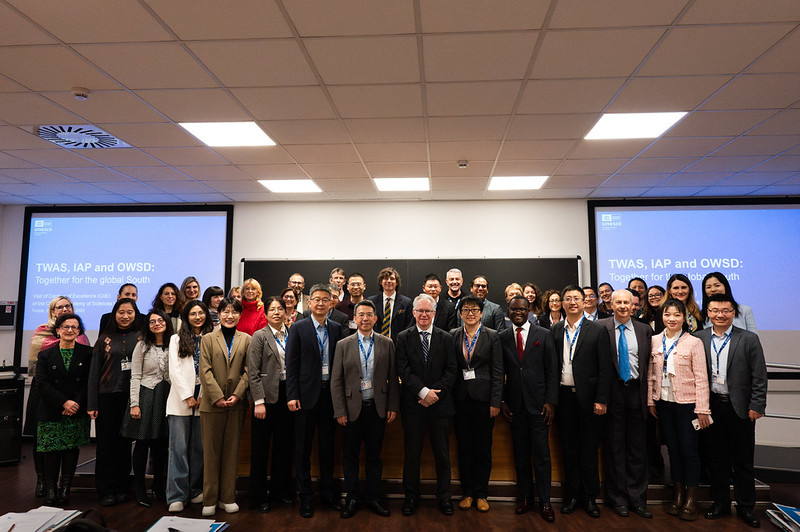 Members of the Chinese delegation, together with TWAS staff in a group photograph. (Photo: H. Gergolet/TWAS)