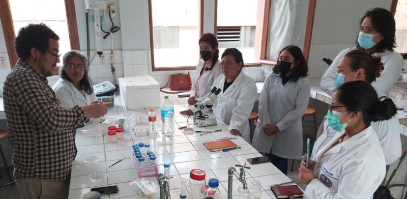 Brazilian cell biologist Federico Brown engaging the TYAN Summer School students in lab experiments. [Photo: M. Paoli/TWAS]