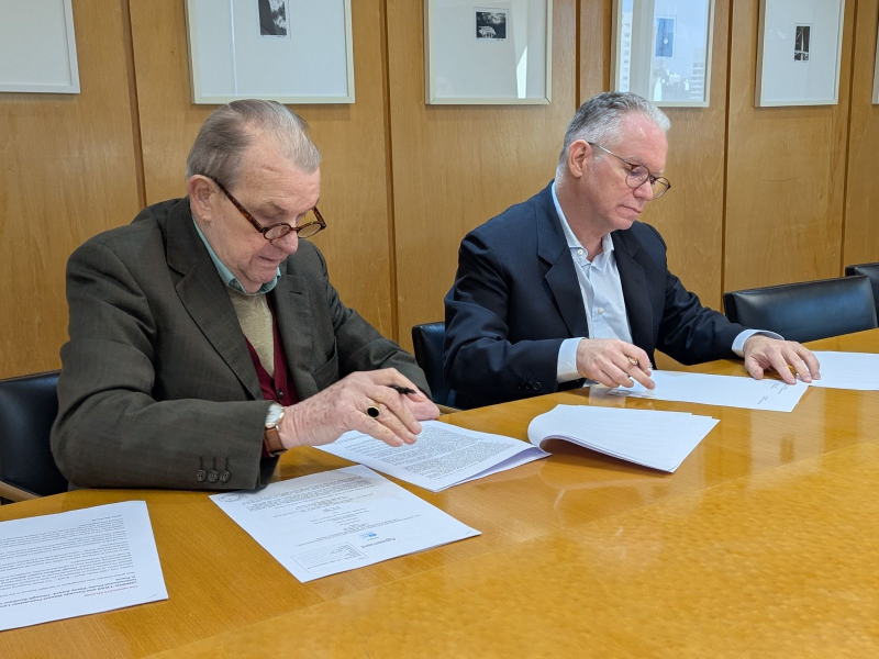 Professors Carlos Vogt and Marcelo Knobel formalize the TWAS–FCW partnership in São Paulo, Brazil.