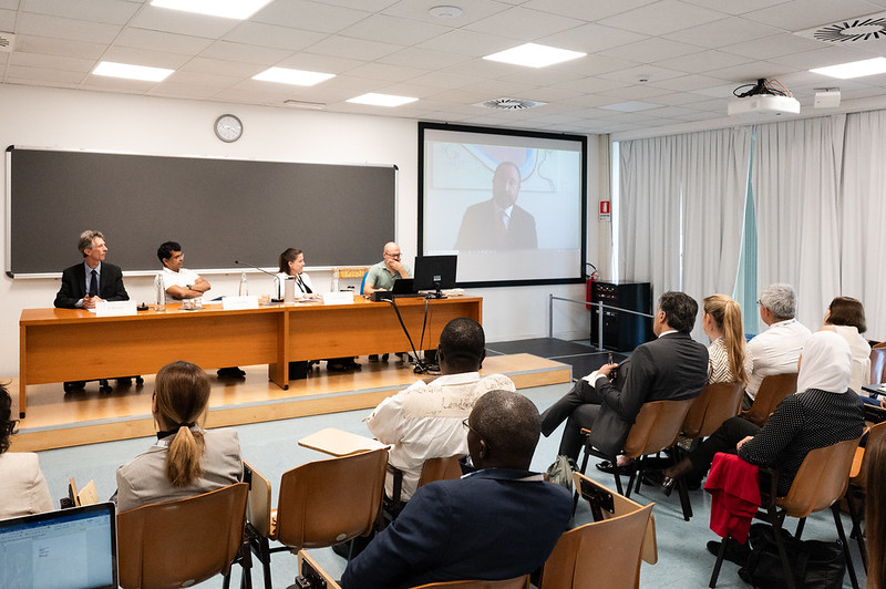 Seated (from left): Peter McGrath, TWAS Coordinator of the Science Policy/Science Diplomacy programme; Atish Dabholkar, TWAS Executive Director a.i. and ICTP Director; and Kimberly Montgomery, Director, International Affairs and Science Diplomacy American Association for the Advancement of Science (AAAS), US. On video: Giuseppe Pastorelli, Director for Integrated Promotion and Innovation at the Directorate General for Country Promotion, Ministry of Foreign Affairs and International Cooperation of Italy. (P