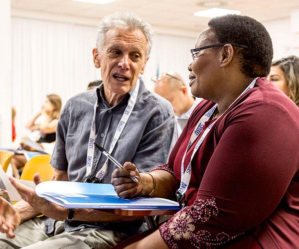 British toxicologist Alaistar Hay talks with Elizabeth Njenga from Kenya at the 2019 AAAS-TWAS course in science diplomacy. (Photo: P. Di Bella)
